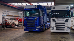 20251019-Tom-Holding-00342